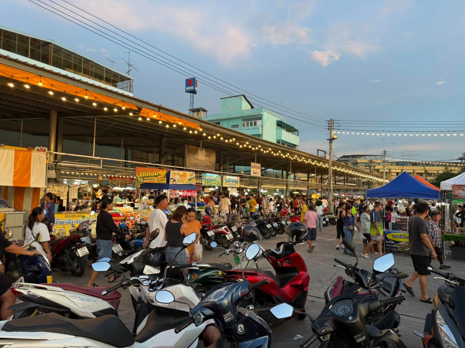 ตลาดบ่อบัวไนท์มาเก็ต Borbua Night Market