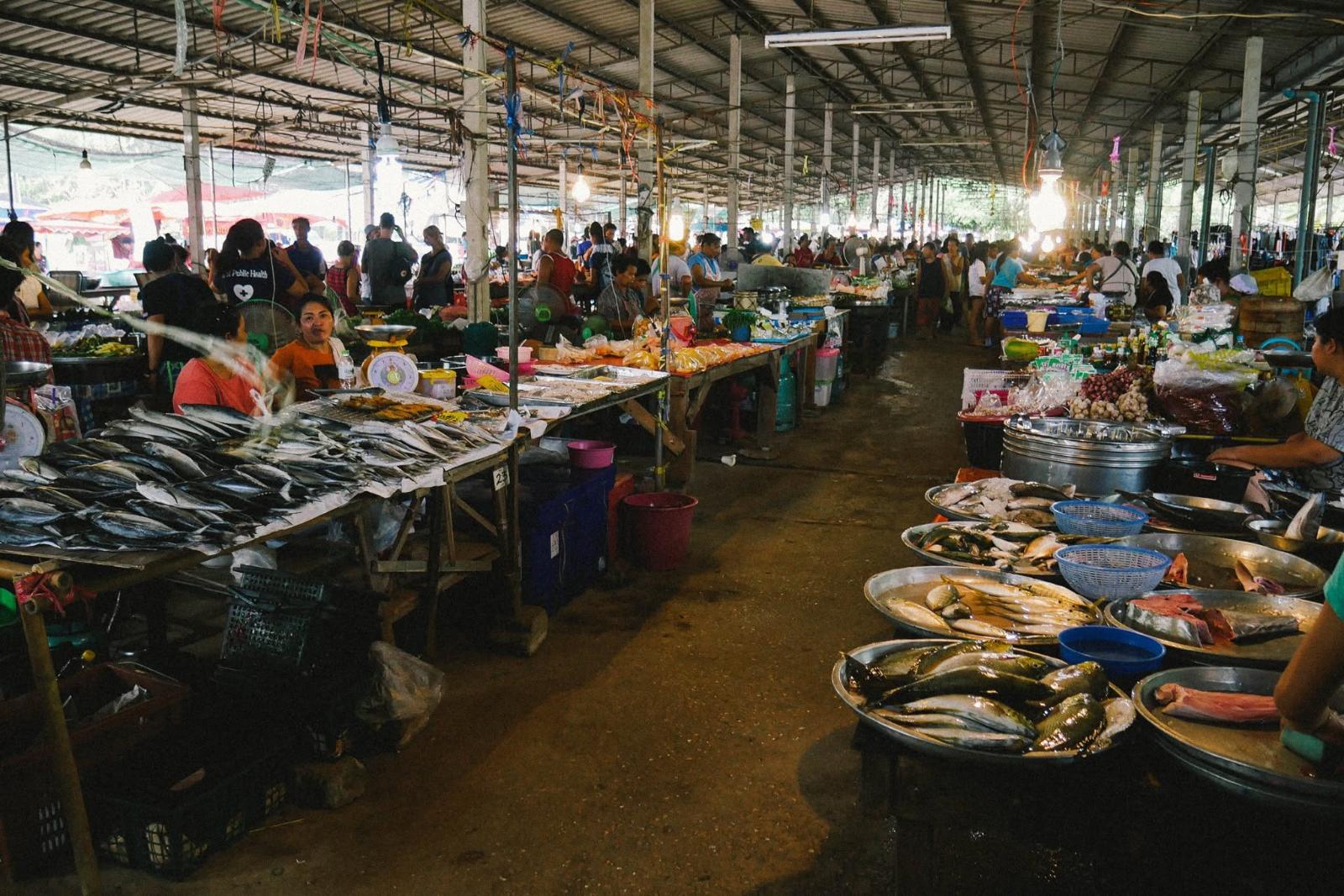 ตลาดนัดต้นเลียบ (กลางเนิน)