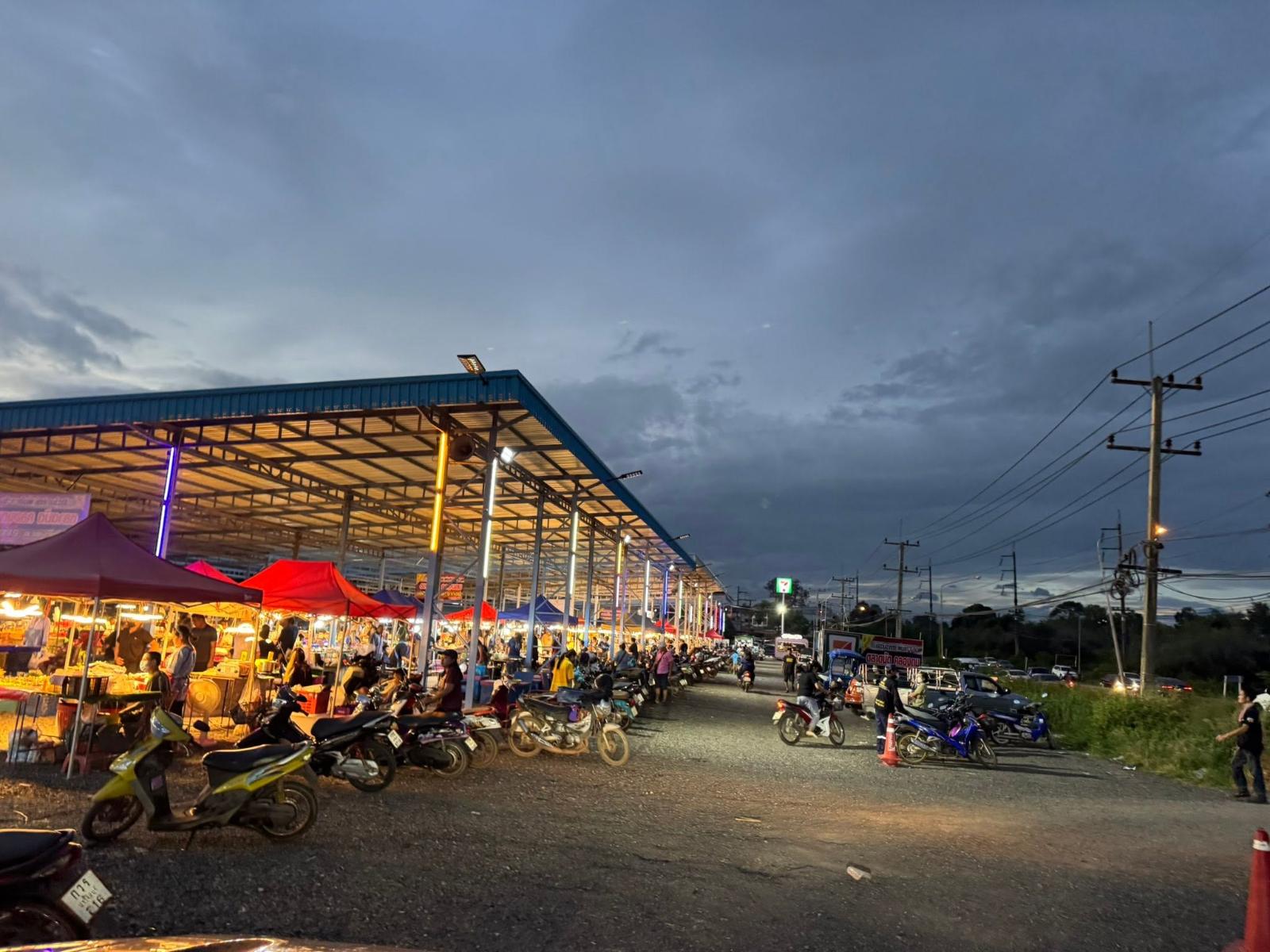 ตลาดนัดเปิดท้ายคลองถม - เฮียปุ่นนำทีม