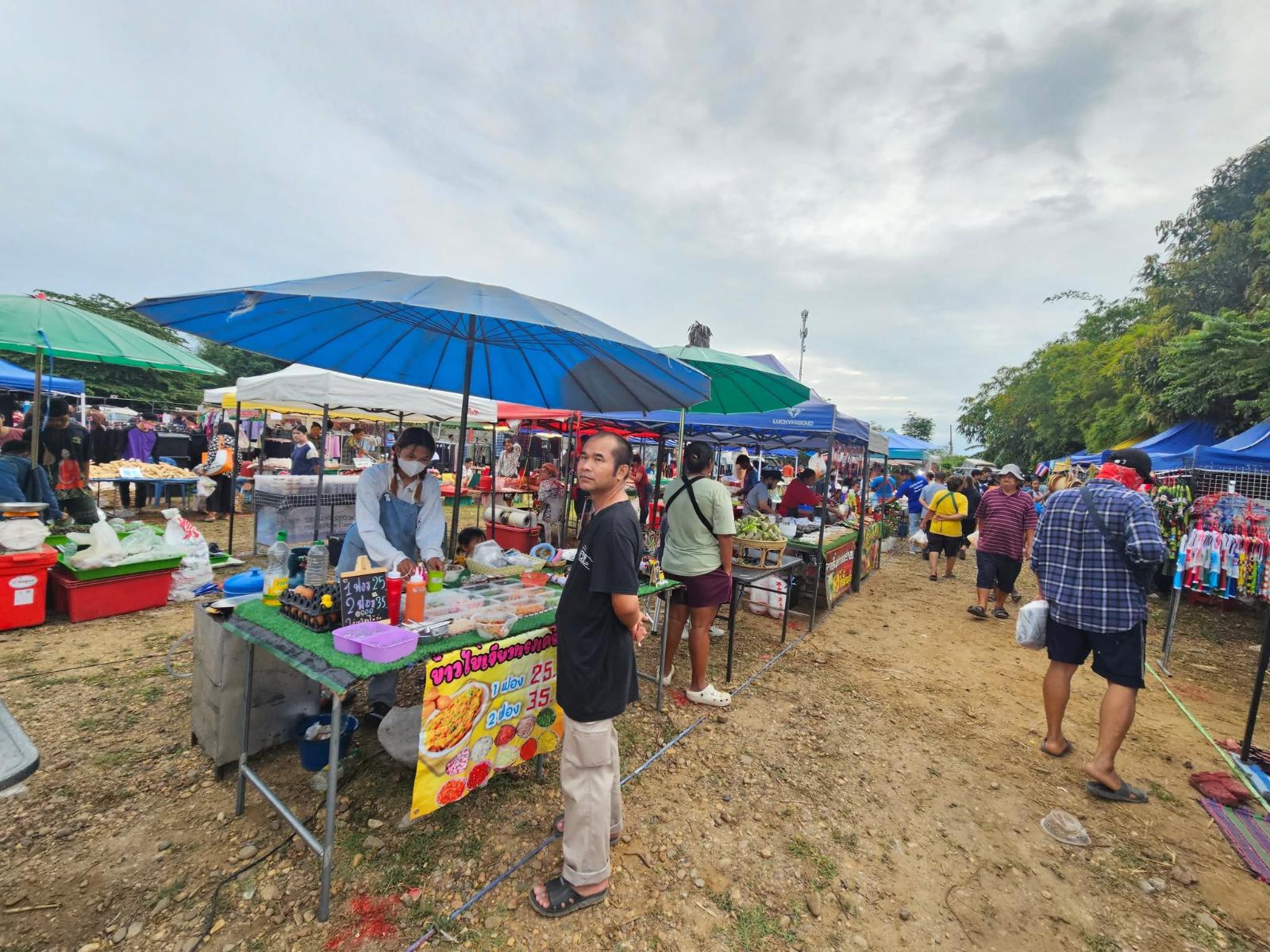 ตลาดนัดเช้าวันอาทิตย์พระแท่นดงรัง