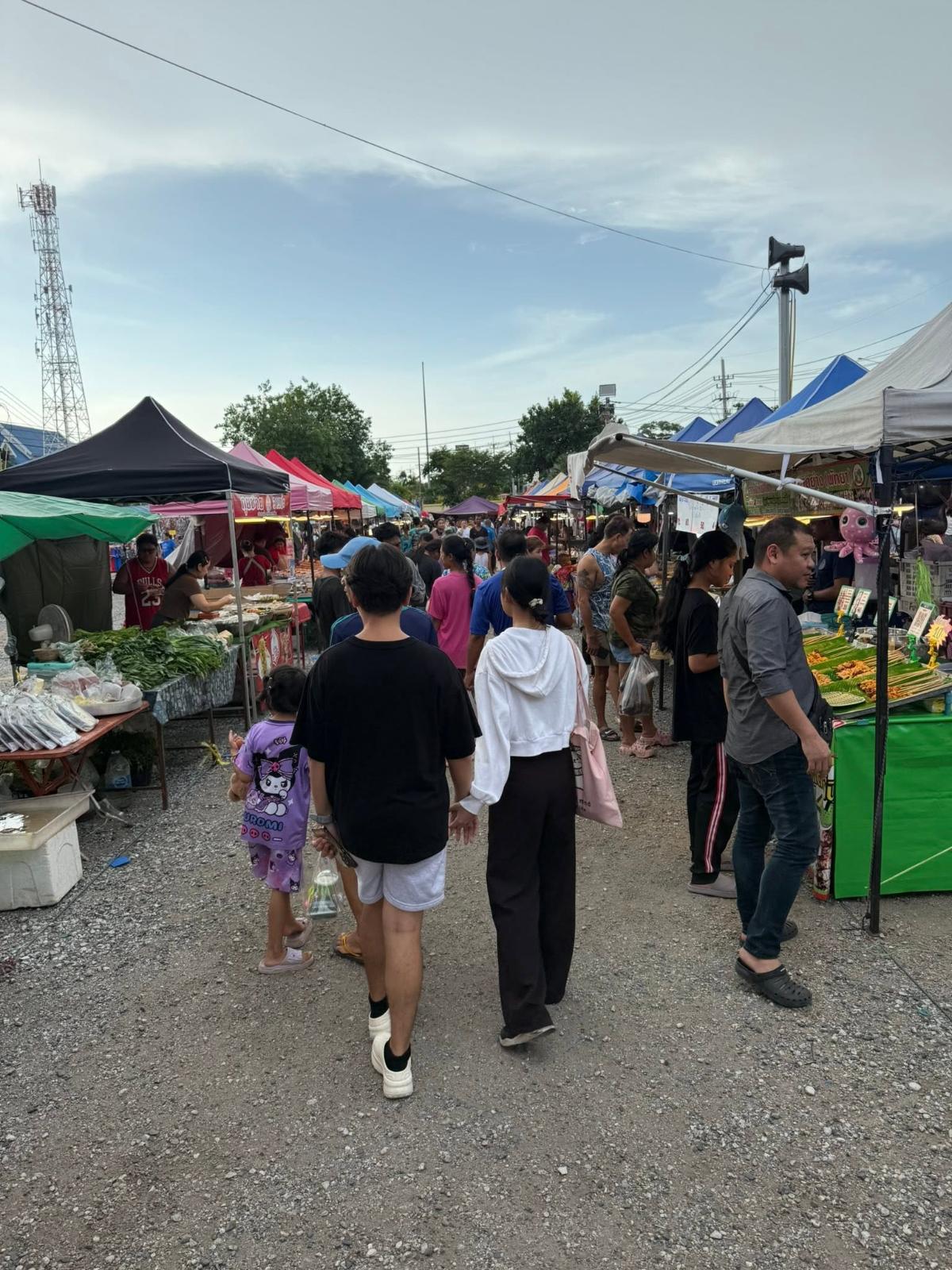 ตลาดนัด วัดนาจอมเทียน